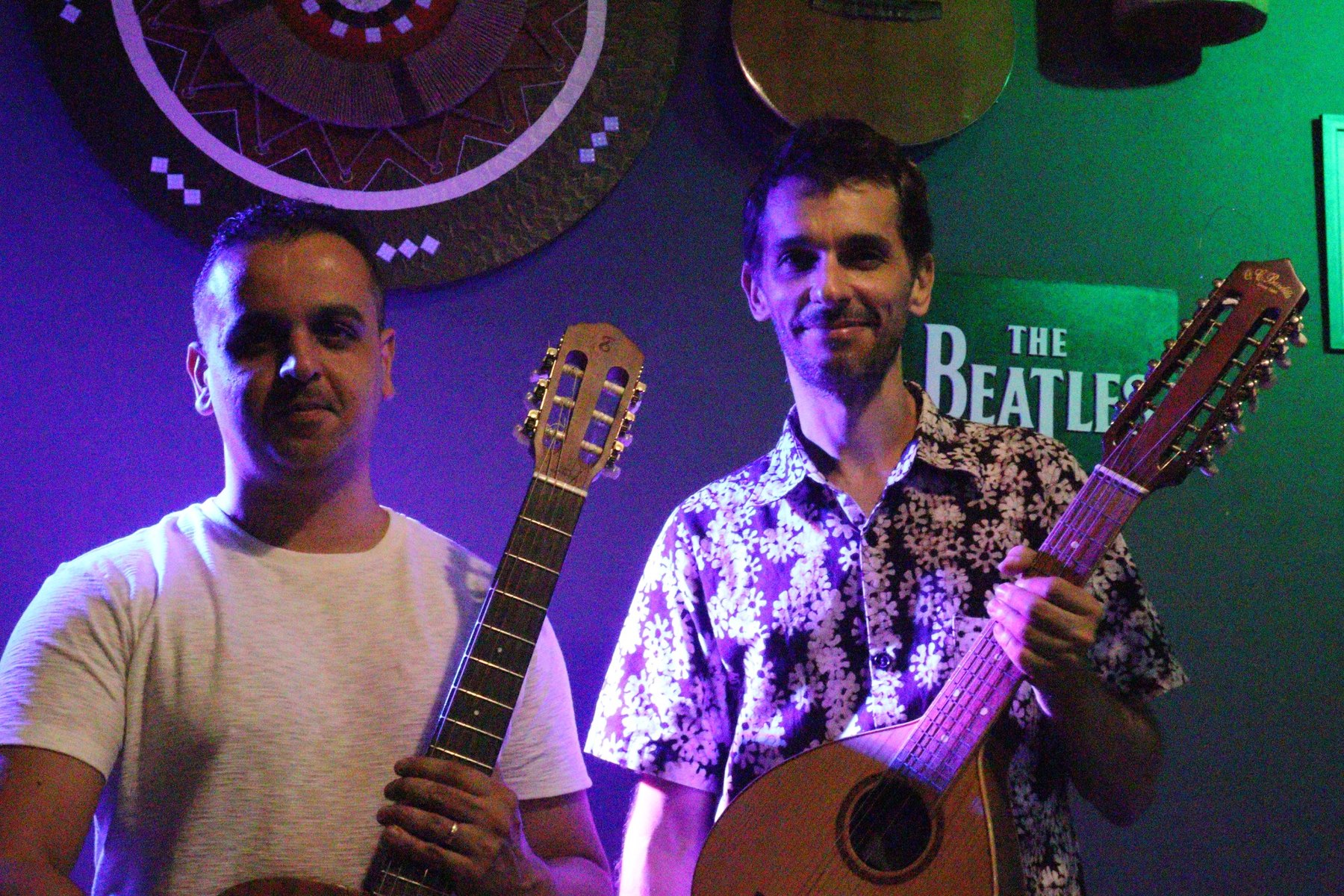João and Thiago Zíngaro with string instruments
